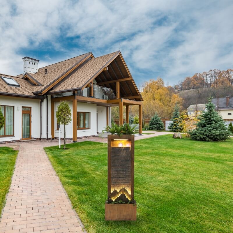 Dekorační fontána v kamenném a elegantním stylu